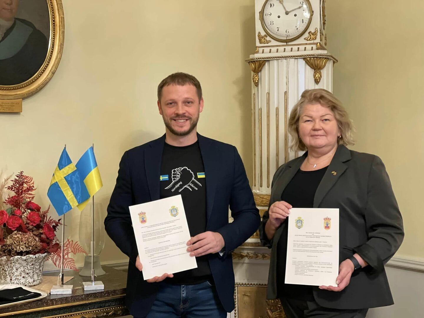 Заступник мера Херсона Віталій Бєлобров разом із мером Норрчепінга Анною Соткасірою Вік під час підписання угоди про співпрацю