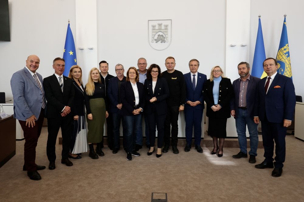 Члени Альянсу міст і регіонів за відбудову України під час виїзного засідання у Львові
