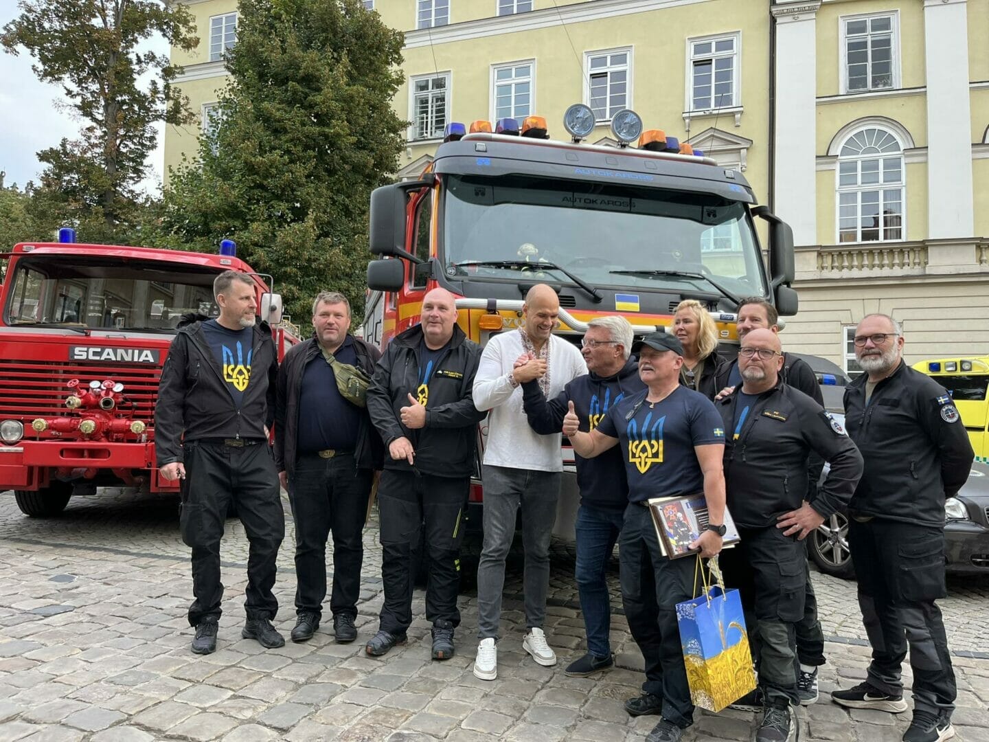 Mayor of Zelenodolsk Dmytro Neveselyi together with the mayor of Bengtsfors Stig Bertilson and volunteers of 