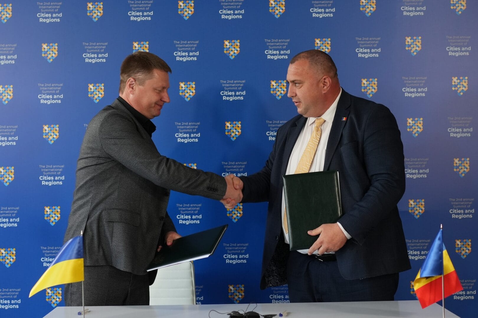 Heads of Avangard settlement and Anenii Noi district council at the signing of the partnership agreement. Source: Serhiy Khrustovsky's Facebook page.